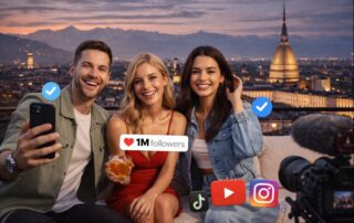 Influencer e content creator a Torino durante un evento, con la Mole Antonelliana sullo sfondo, gestiti da Alex Carrera Show Management