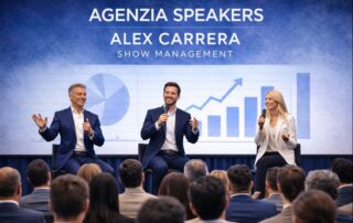 Speaker professionisti sul palco durante uno speech per eventi aziendali con pubblico numeroso e coinvolto