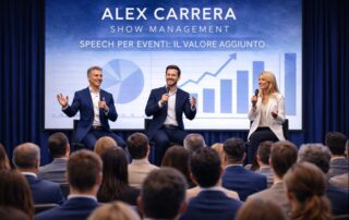 Speaker professionista sul palco durante uno speech per eventi aziendali con pubblico numeroso e coinvolto